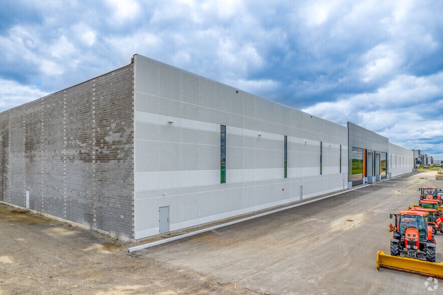 More Photos Of 865 Gibraltar Rd, Vaughan Distribution For Lease