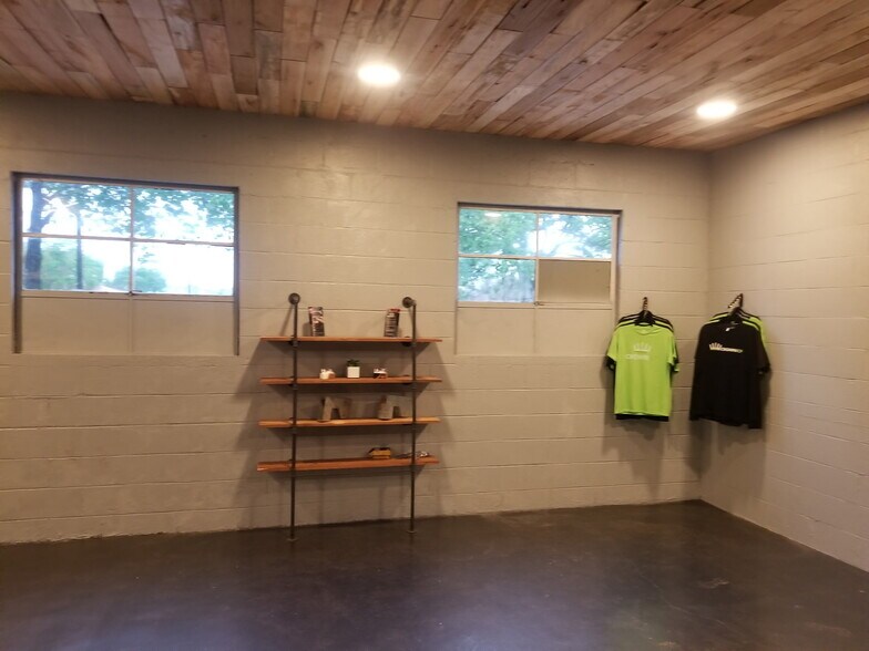 More Photos Of 990 Red Bud Dr, Warsaw Service For Sale