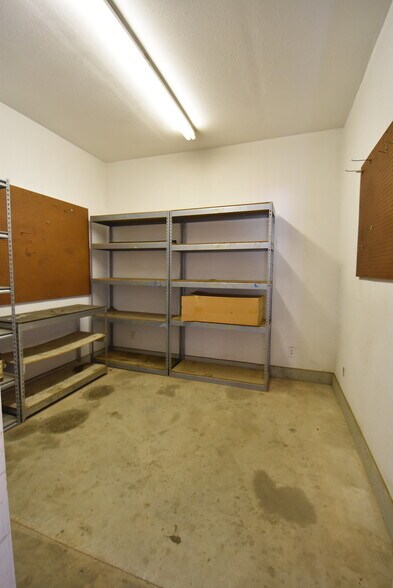 More Photos Of 701 W Broadway, Seminole Manufacturing For Sale