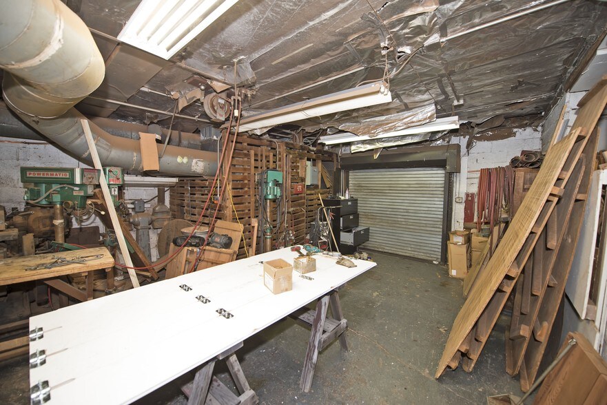 More Photos Of 2 Rossmore Ave, Central Islip Warehouse For Lease