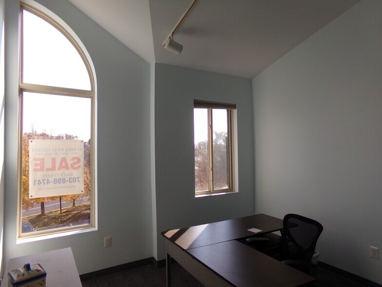 More Photos Of 22648 Glenn Dr, Sterling Office For Sale