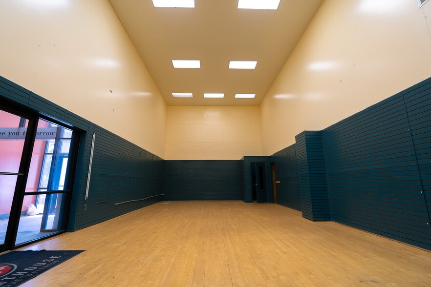 More Photos Of 46 Northtown Dr, Jackson Swimming Pool For Lease