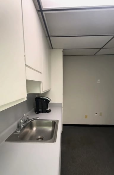 More Photos Of 120 Commerce Cir, Fayetteville Office For Sale