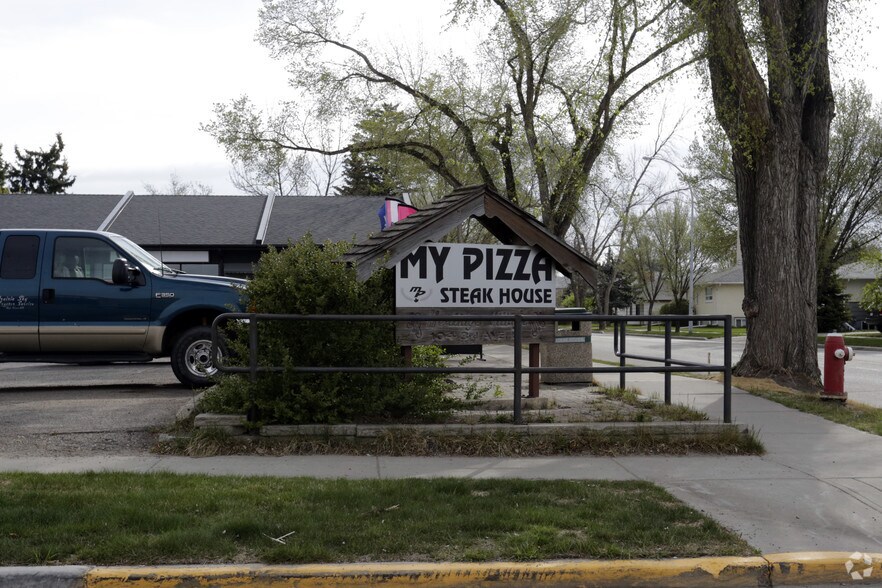 More Photos Of 104 3rd Ave SE, High River Storefront For Sale
