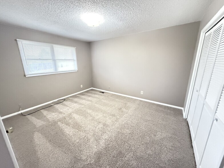 More Photos Of 302 N Evergreen Ln, Wichita Apartments For Sale