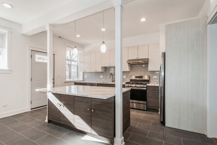 More Photos Of 1535 W Estes Ave, Chicago Multifamily For Sale