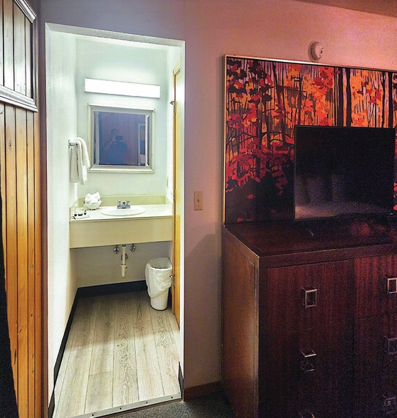 More Photos Of 1445 S 2nd St, Raton Hotel For Sale