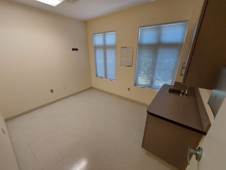 More Photos Of 5015 Southpark Dr, Durham Medical For Lease