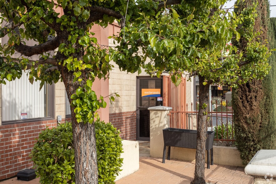 More Photos Of 16605 Sherman Way, Van Nuys Freestanding For Lease