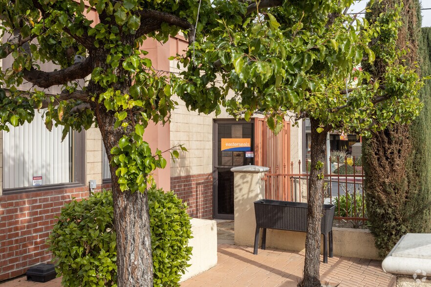 More Photos Of 16605 Sherman Way, Van Nuys Freestanding For Lease