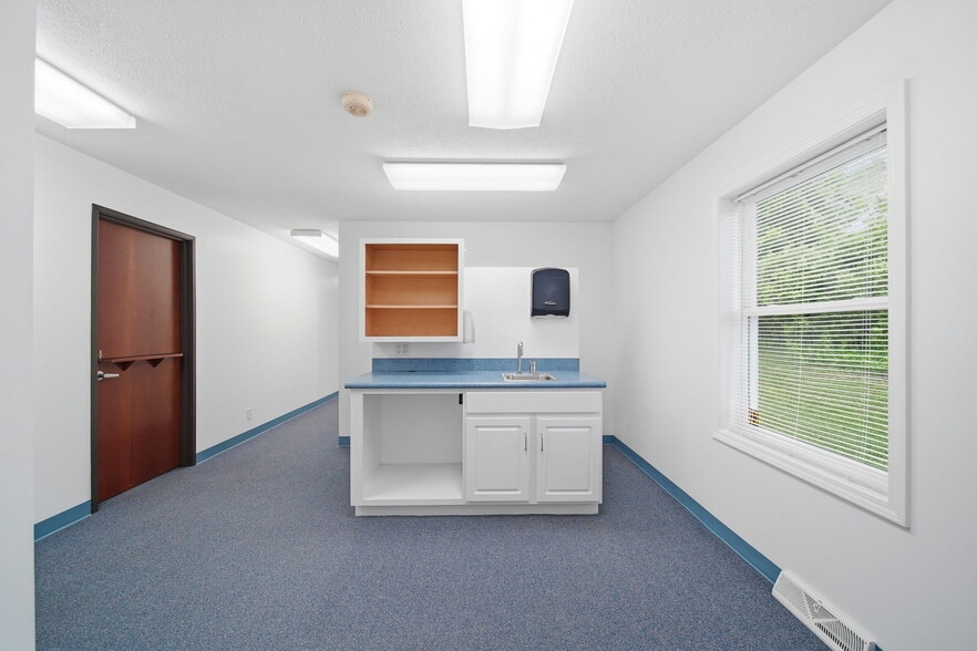 More Photos Of 3165 County Farm Rd, Jackson Storefront Retail Office For Sale