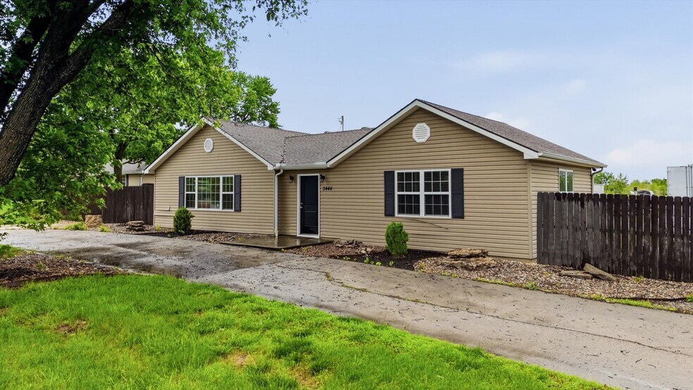 More Photos Of 2450 NW Lowenstein Dr, Lee's Summit Flex For Sale