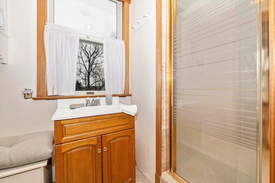 More Photos Of 806 Park Ave, Mount Airy Office For Sale