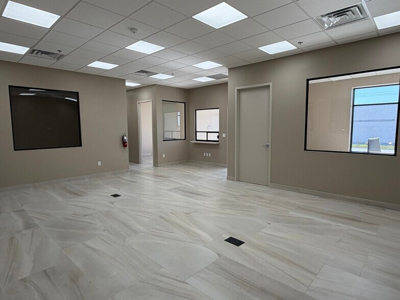 More Photos Of 1192 Reuthinger Pky, Laredo Distribution For Lease
