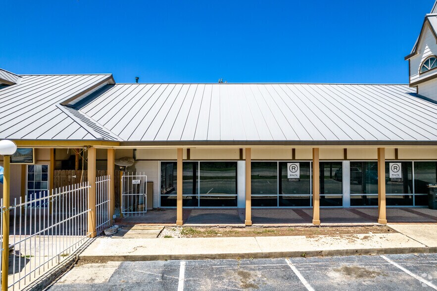 More Photos Of 12303-12335 Wetmore Rd, San Antonio Storefront For Sale
