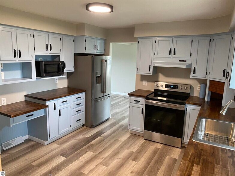 More Photos Of 7075 M 72 E, Williamsburg Apartments For Sale