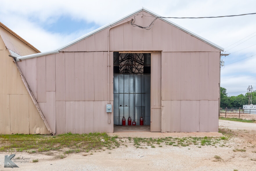 More Photos Of 2424 Oak St, Abilene Warehouse For Sale