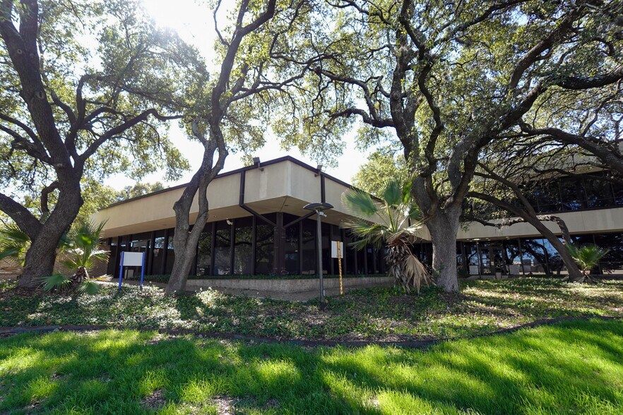 More Photos Of 6224 W Interstate 10, San Antonio Office For Sale