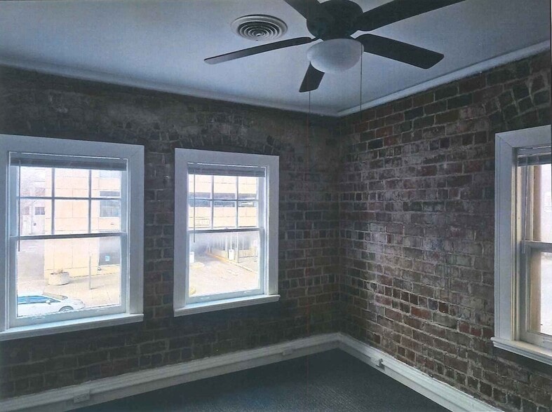 More Photos Of 645 Ohio St, Terre Haute Storefront Retail Office For Lease