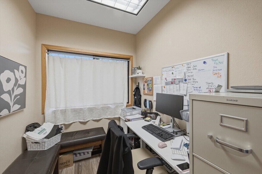 More Photos Of 3010 Squalicum Pky, Bellingham Office For Sale