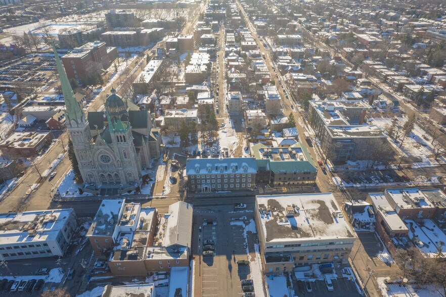 More Photos Of 32 Rue Saint-Charles, Longueuil Office For Lease