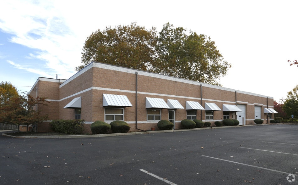 More Photos Of 1700-1720 Sylvan Ave, Hamilton Flex For Sale