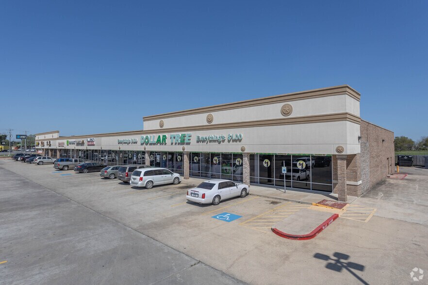 More Photos Of 1591 E Hwy 6, Alvin Storefront For Lease