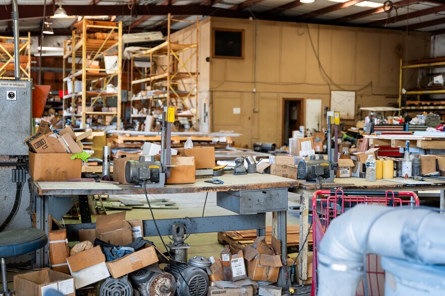 More Photos Of 1630 N Interstate 35 E, Lancaster Flex For Sale