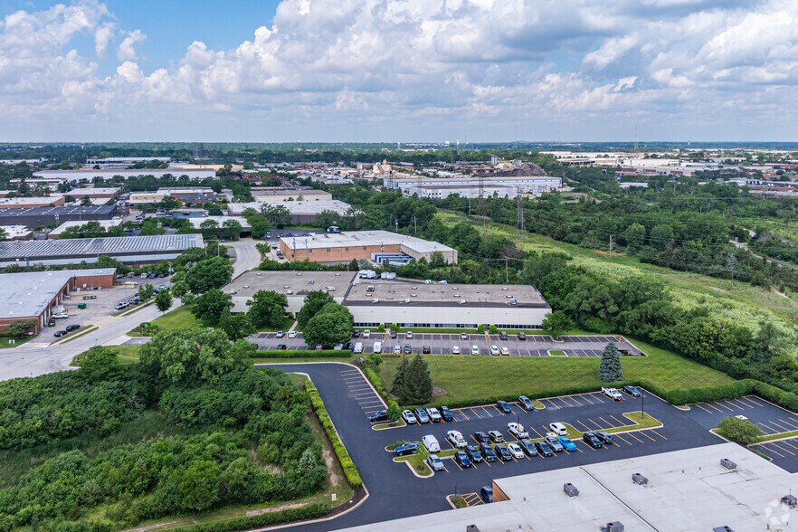 More Photos Of 1140-1152 N Main St, Lombard Warehouse For Lease