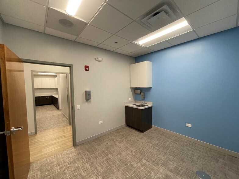 More Photos Of 565 Lakeview Pky, Vernon Hills Medical For Sale