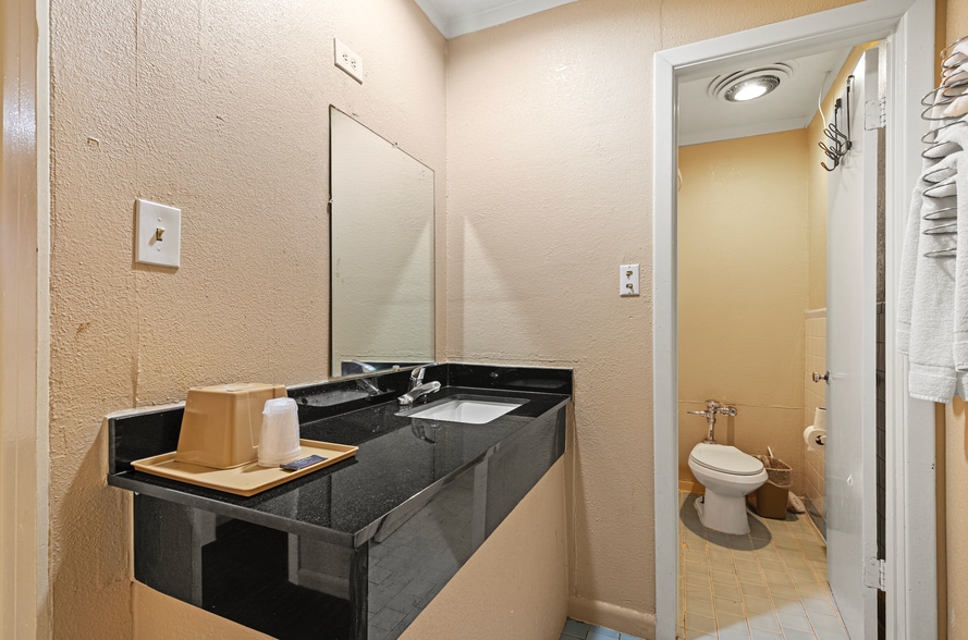 More Photos Of 1907 Lamar Ave, Paris Hotel For Sale