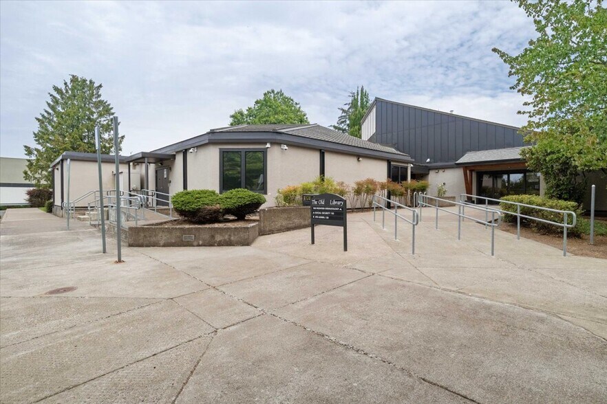 More Photos Of 1390 Waverly Dr SE, Albany Medical For Lease