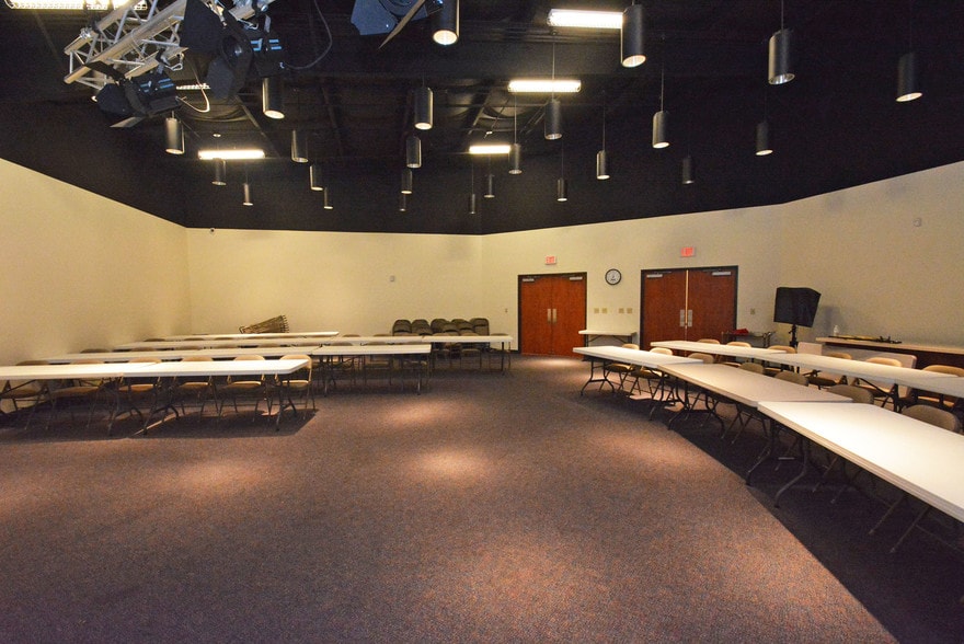 More Photos Of 8955 South Fwy, Houston Schools For Lease