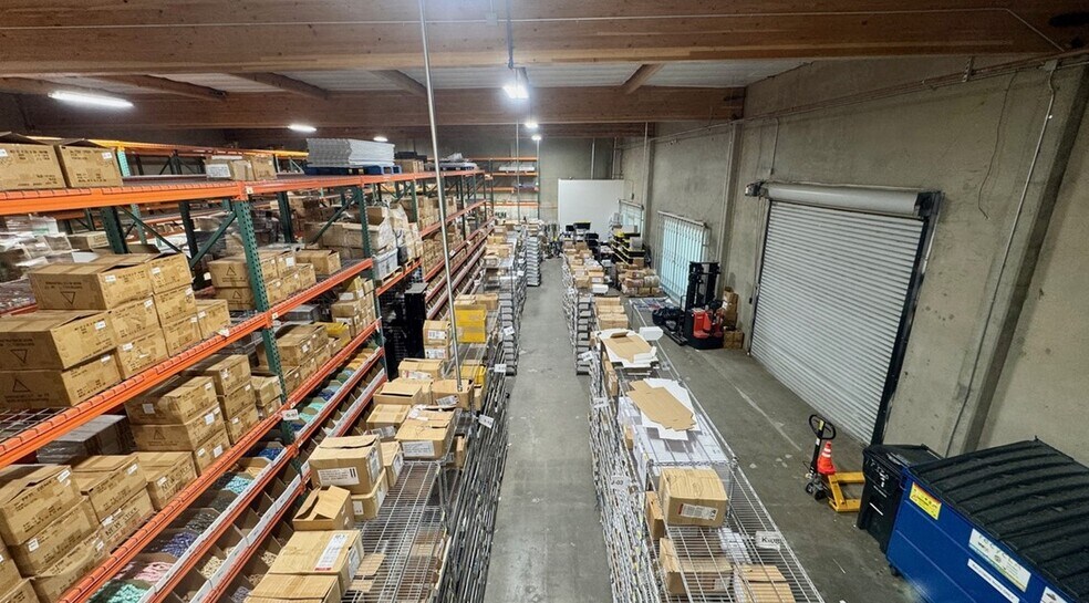 More Photos Of 18320-18330 Oxnard St, Tarzana Warehouse For Lease