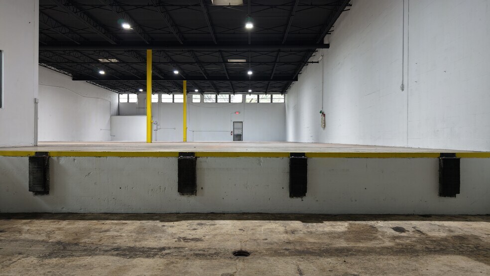 More Photos Of 16401-16413 NW 8th Ave, Miami Distribution For Lease
