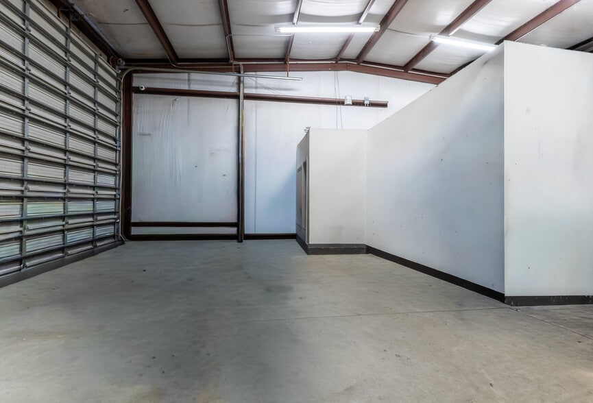 More Photos Of 1700 W 5th North St, Summerville Flex For Sale