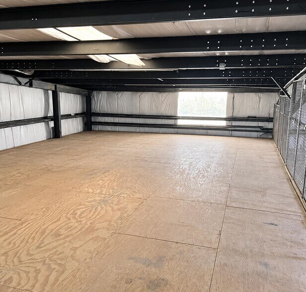 More Photos Of 663-679 Dawson Dr, Newark Warehouse For Lease