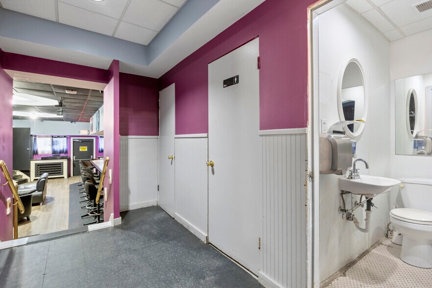 More Photos Of 1118 Broadway, Albany Bar For Sale