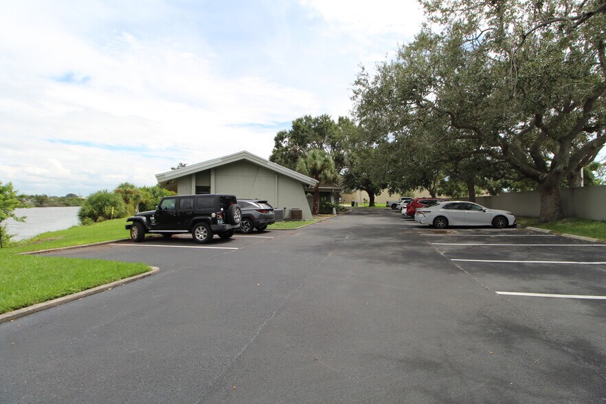 More Photos Of 5717 Bessie Dr, Sarasota Office For Lease