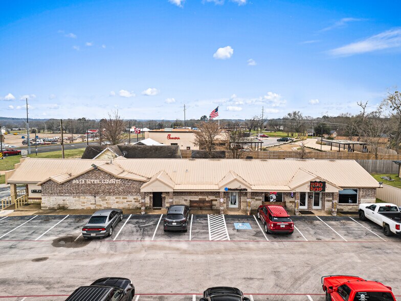 More Photos Of 2004-2006 Jacksonville Dr, Henderson Freestanding For Sale