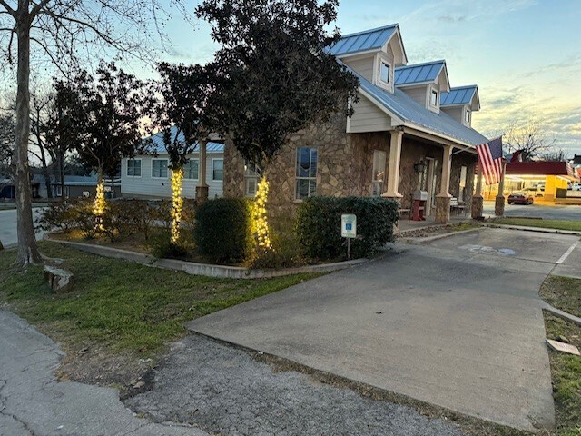 More Photos Of 423 E Main St, Bellville Medical For Lease