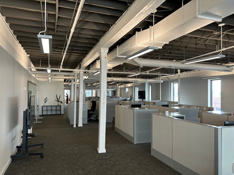 More Photos Of 411 Monroe Ave, Memphis Office For Lease
