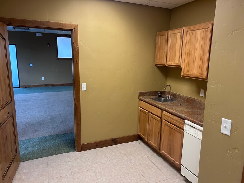 More Photos Of 1404 Hawk Pky, Montrose Medical For Lease