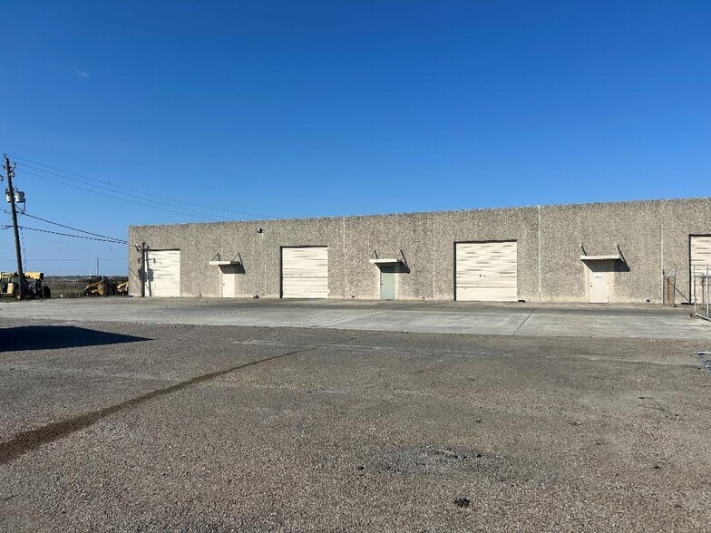 More Photos Of 4922 Bush St, Corpus Christi Warehouse For Lease