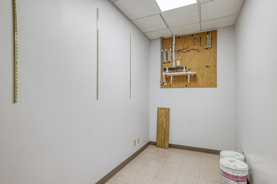 More Photos Of 10502 NW Ambassador Dr, Kansas City Office For Lease