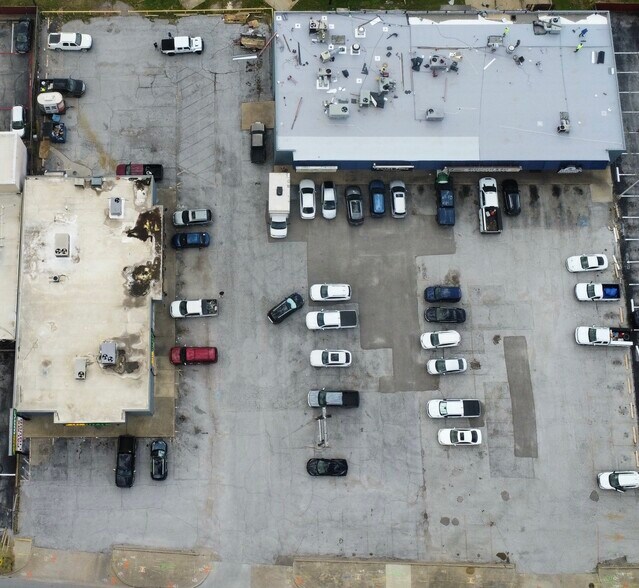 More Photos Of 1636 W Mockingbird Ln, Dallas Storefront Retail Office For Lease