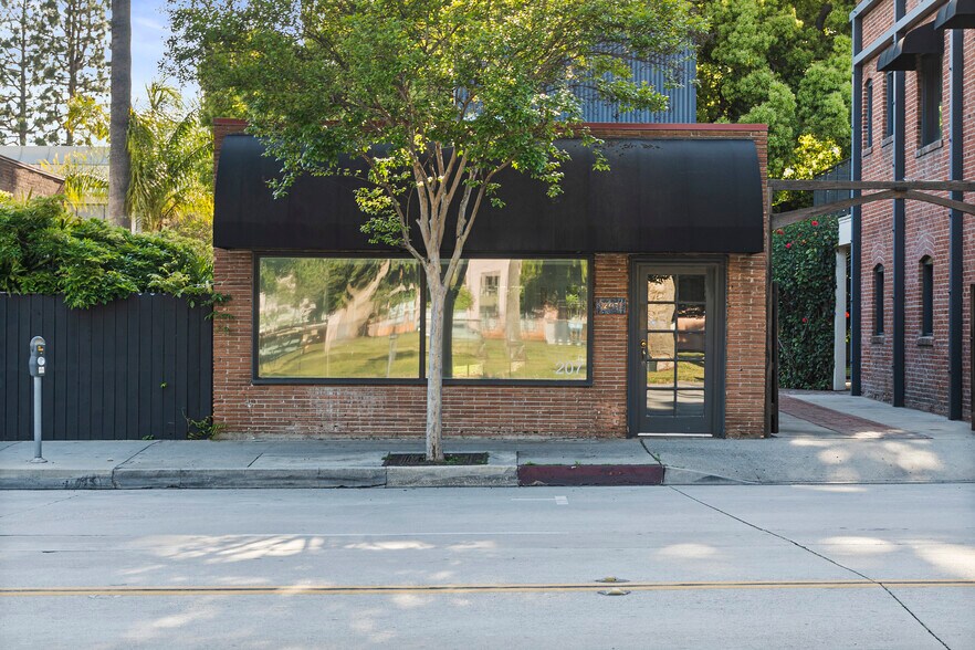 More Photos Of 207 S Fair Oaks Ave, Pasadena Unknown For Lease