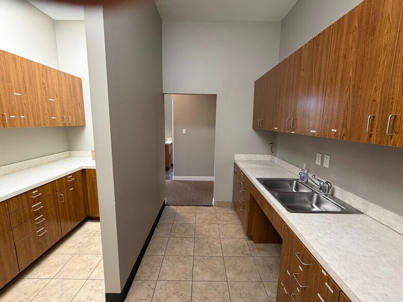 More Photos Of 1716 Chadwick Ct, Hurst Medical For Sale