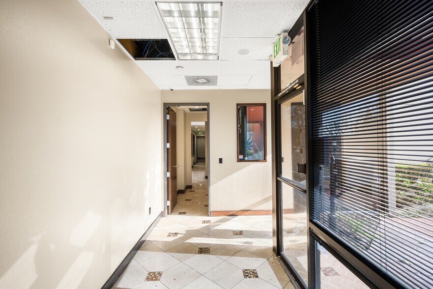 More Photos Of 2525 W Woodland Dr, Anaheim Light Distribution For Lease