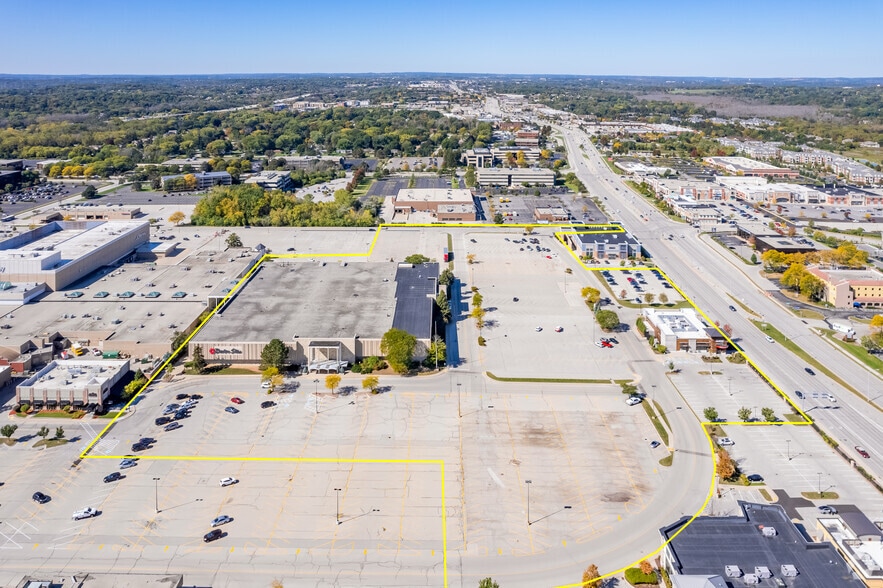 More Photos Of 15875 W Bluemound Rd, Brookfield General Retail For Lease